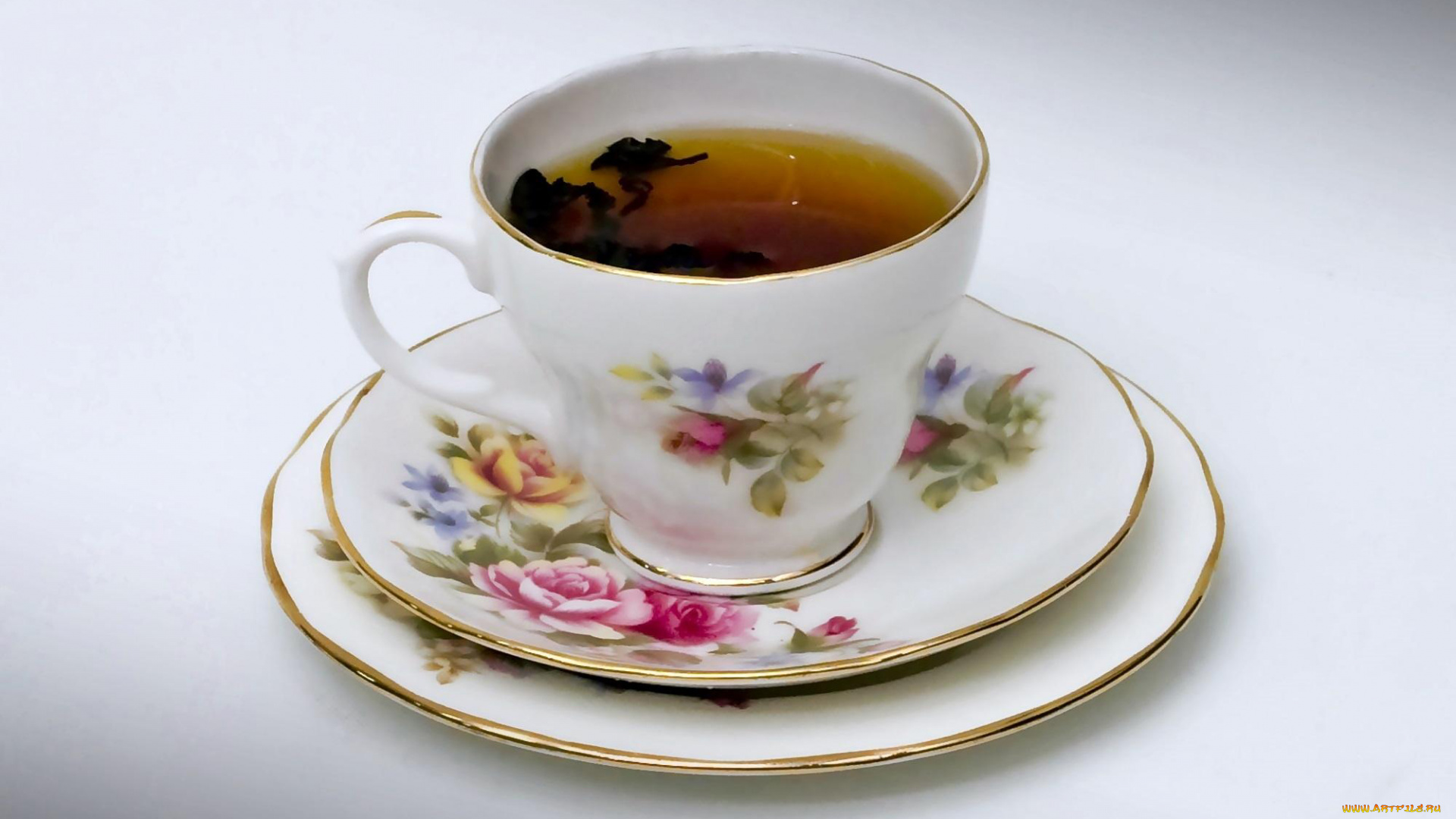 Чашка с чаем на блюдце