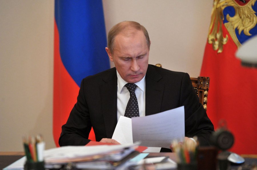 Путин читает письмо