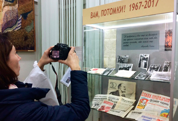 посетительница выставки