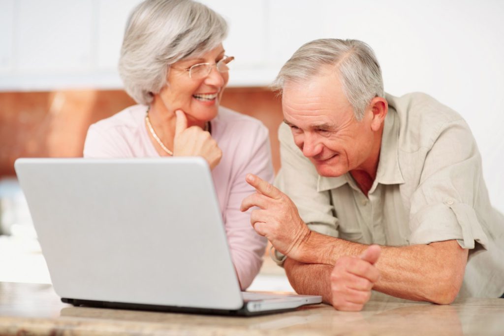 пожилые люди играют на компьютере