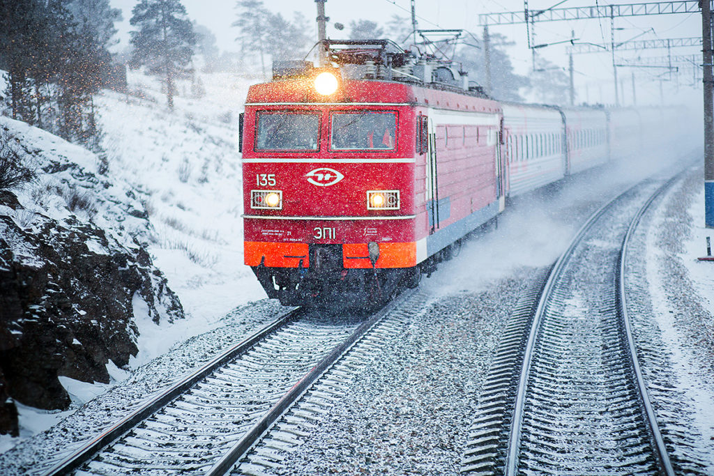 поезд едет зима