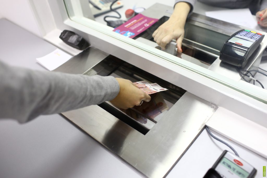 выдача денег в банке