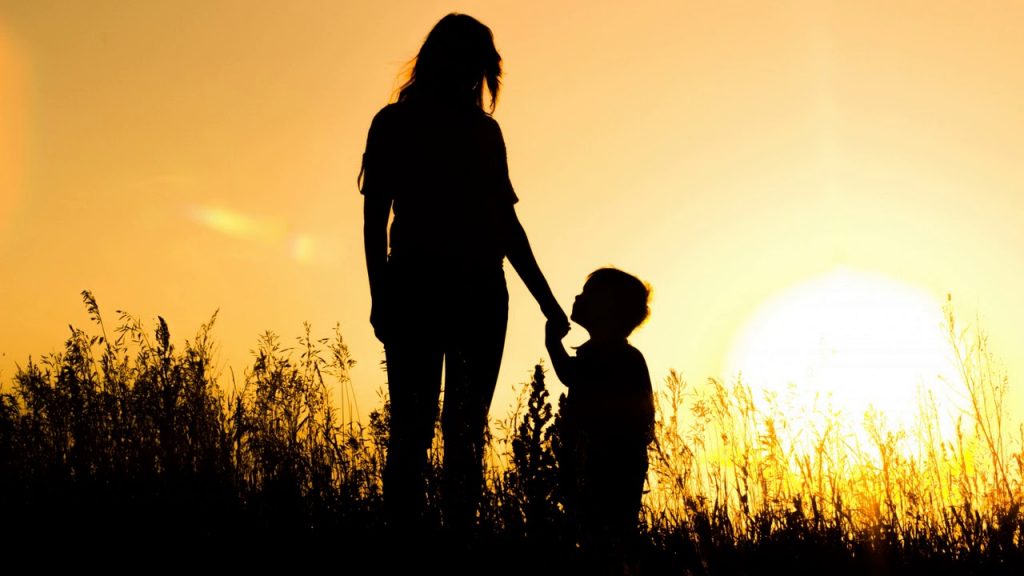 мама с ребенком спиной