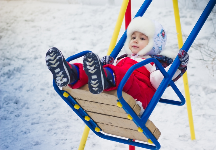 на качелях зимой