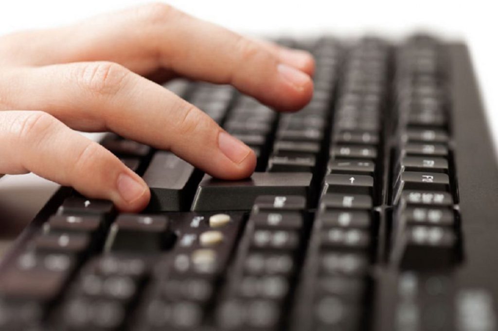 набирает на клавиатуре