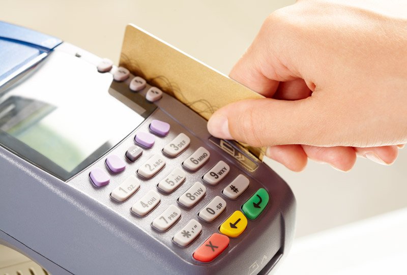 расплачивается картой