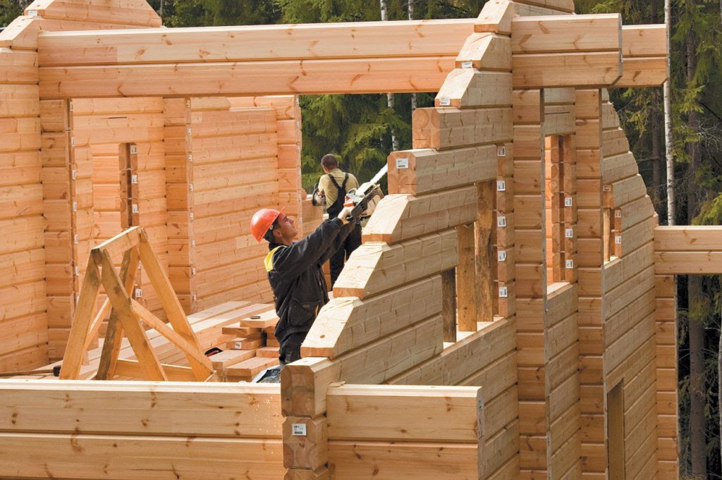 строят деревянный дом