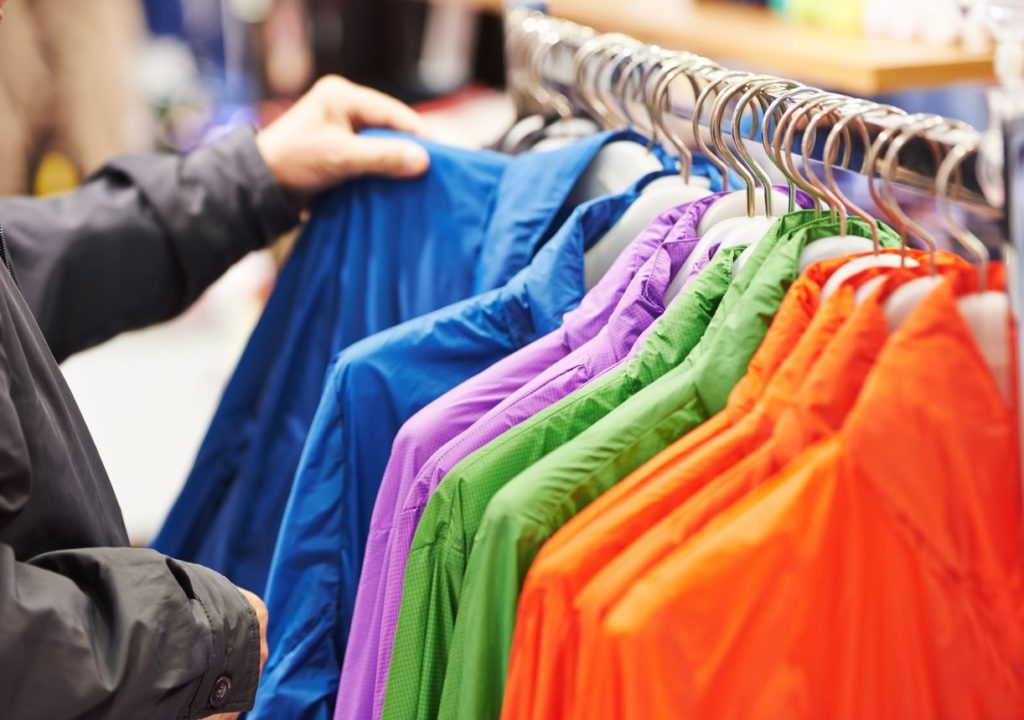 выбирает вещи в магазине