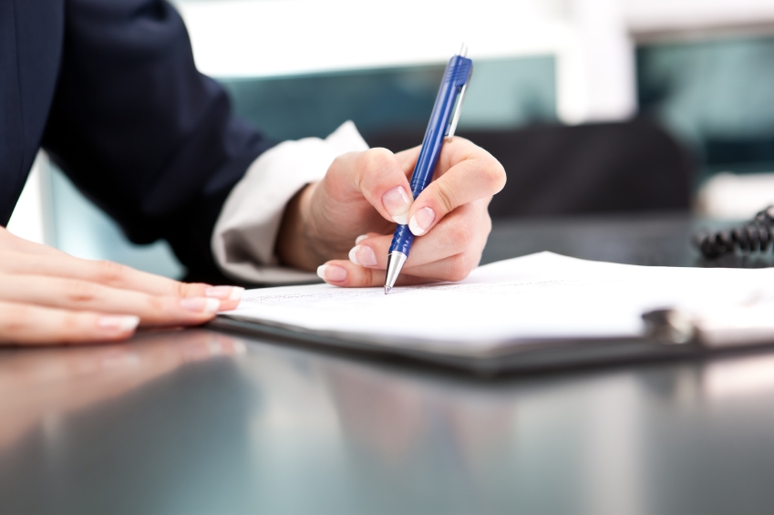 женщина заполняет документ