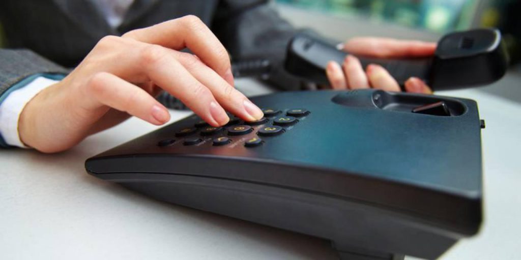 звонит по телефону