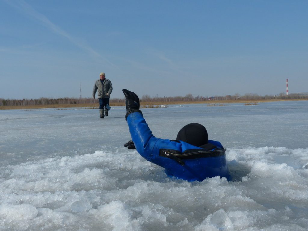 провалился под лед