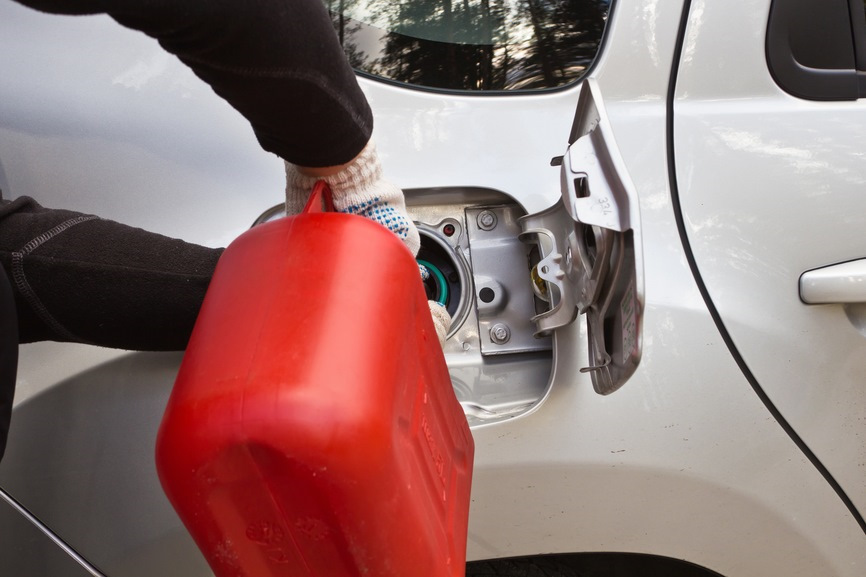 заправляет авто из канистры