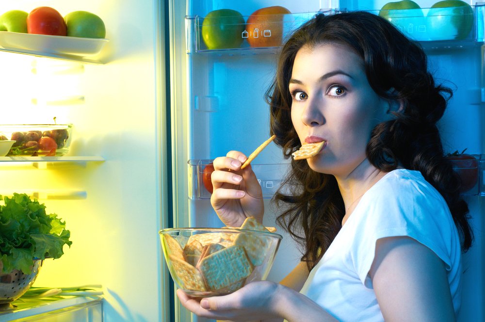 девушка ест ночью из холодильника