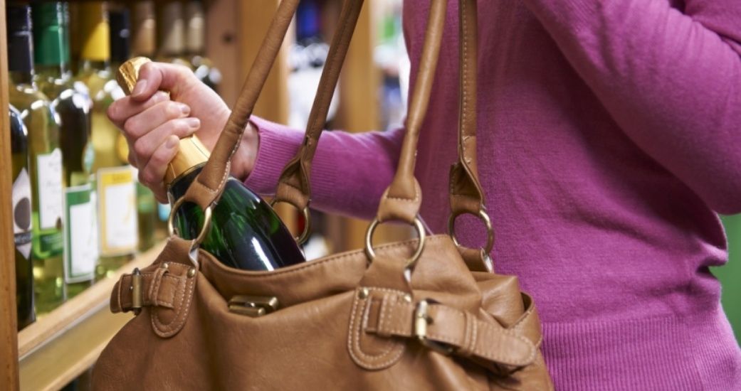 девушка ворует алкоголь