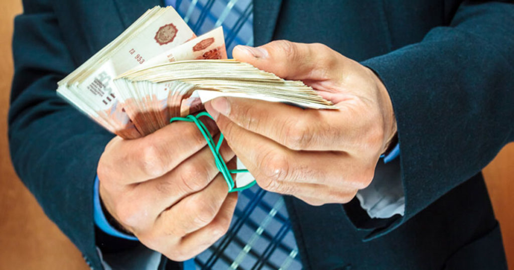 много денег в руках