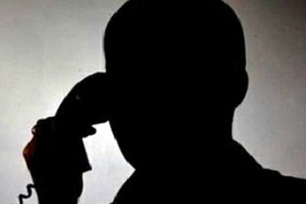 мошенник с телефоном