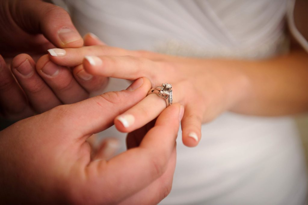 Руки мужчины и женщины с обручальными кольцами