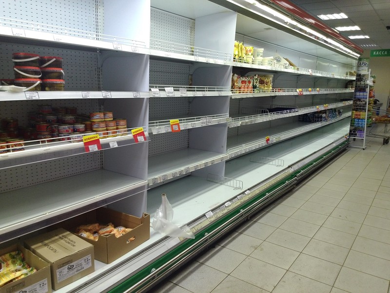 пустые полки в супермаркете