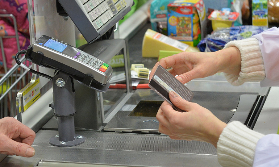 расплачивается картой на кассе