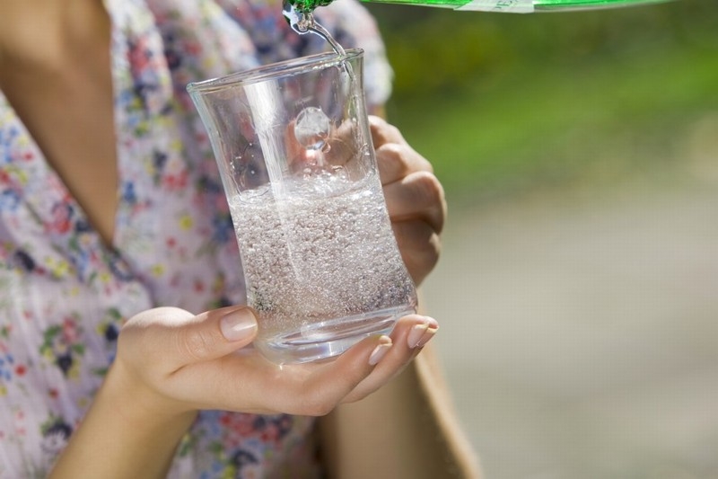 минеральная вода в стакане