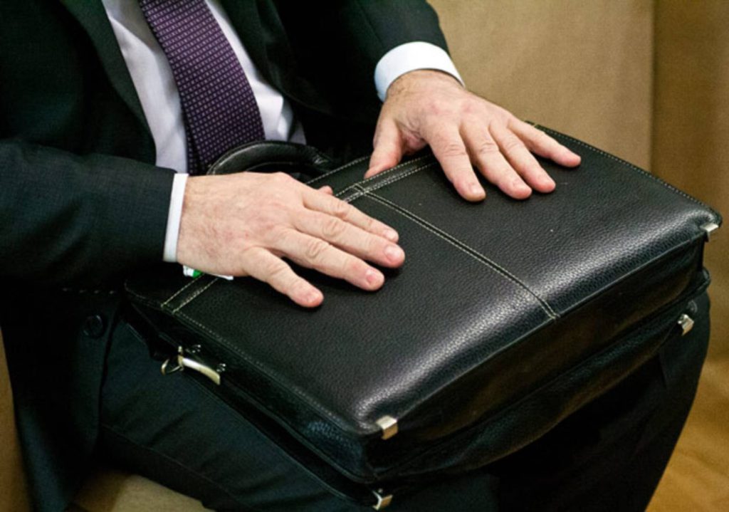 с портфелем