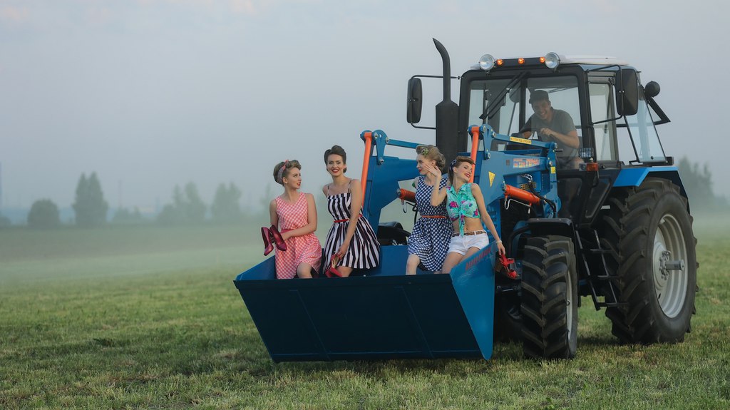 девушки в тракторе