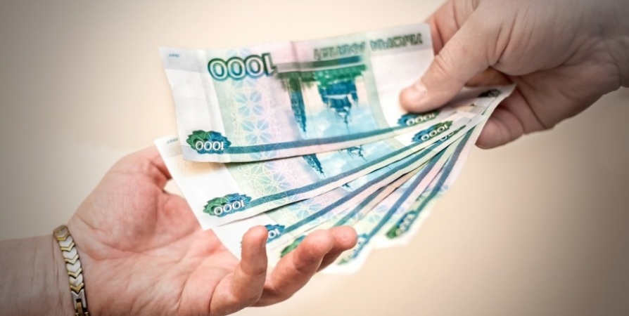 занимает деньги