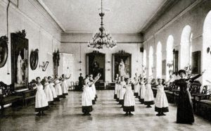 На фото ученицы института благородных девиц