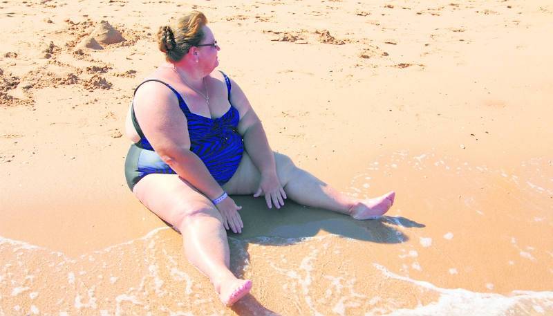 на пляже полная женщина Врач-диетолог