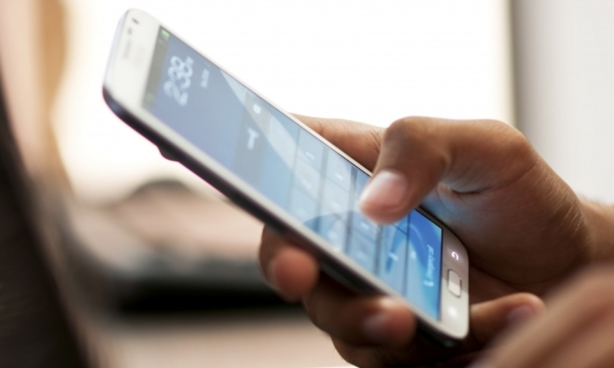 набирает номер на смартфоне