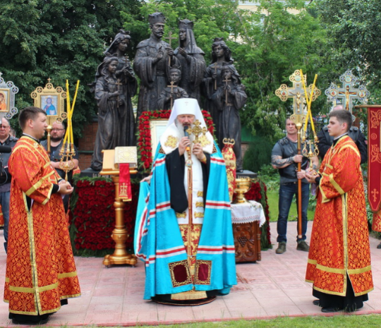 памятник царской семье