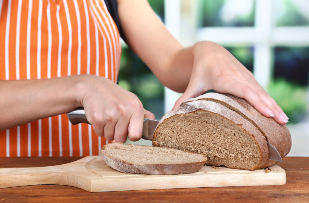 Почему деревянные доски лучше использовать только для резки хлеба