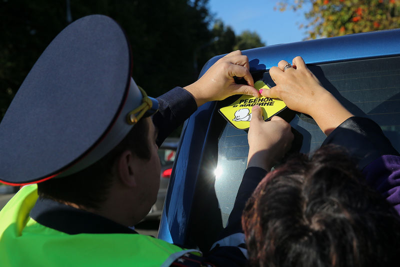 В ГИБДД предложили ввести еще одну специальную наклейку на авто