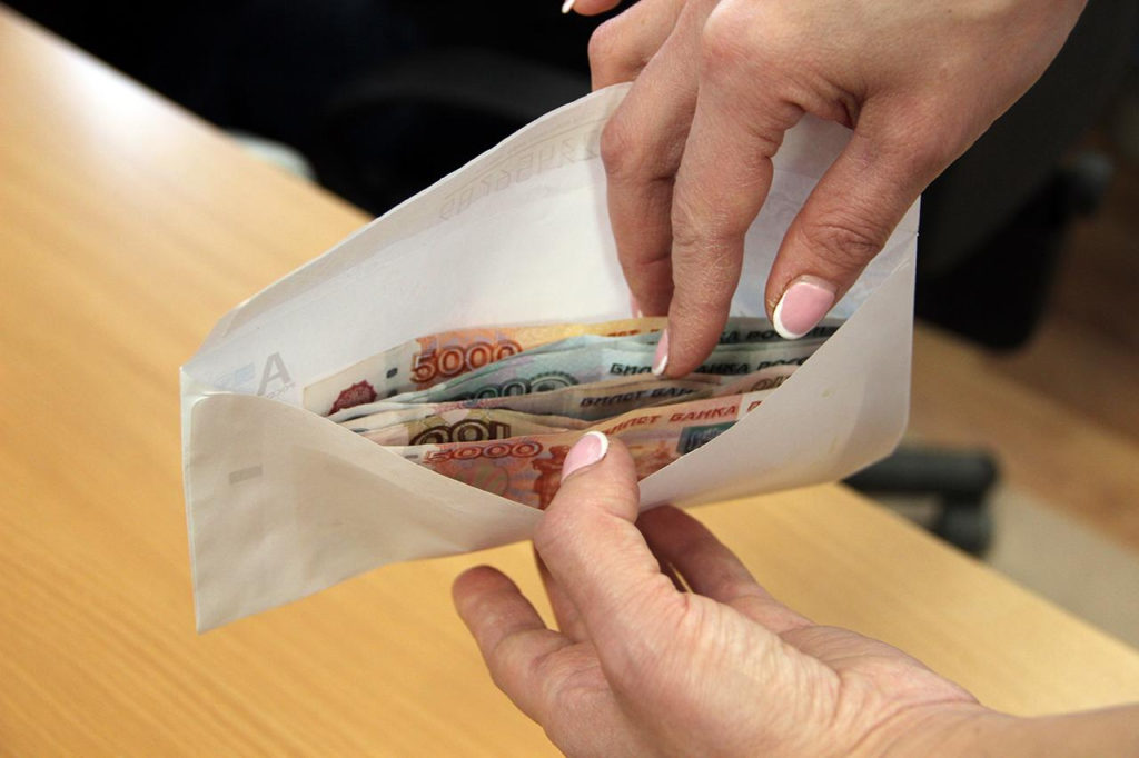 42% россиян согласны получать зарплату «в конверте»
