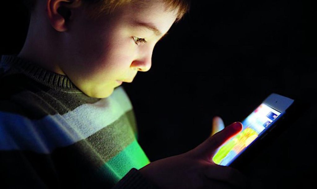 Дети со смартфонами чаще становятся агрессорами и жертвами