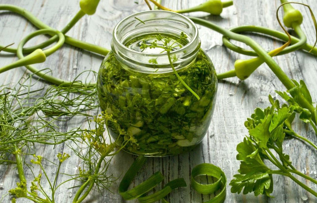 Рецепт зеленой заправки для салатов на зиму
