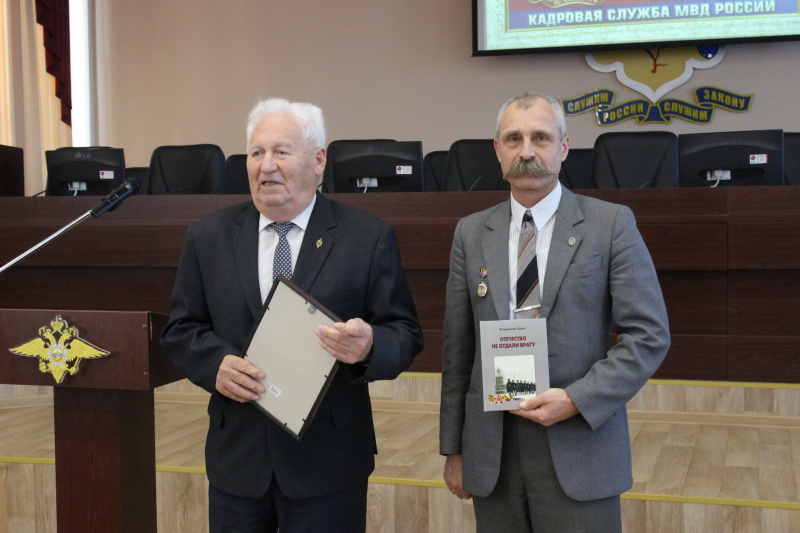 Вышла в свет книга ветерана МВД из Уржума Отечество не отдали врагу
