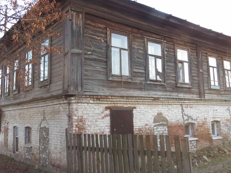 В Нолинске уже 10 лет не могут признать аварийным столетний дом