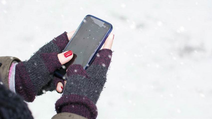 Почему стоит прятать смартфон в тепло на морозе