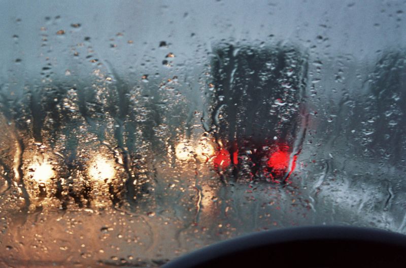 Правила безопасной езды по мокрой дороге осенью