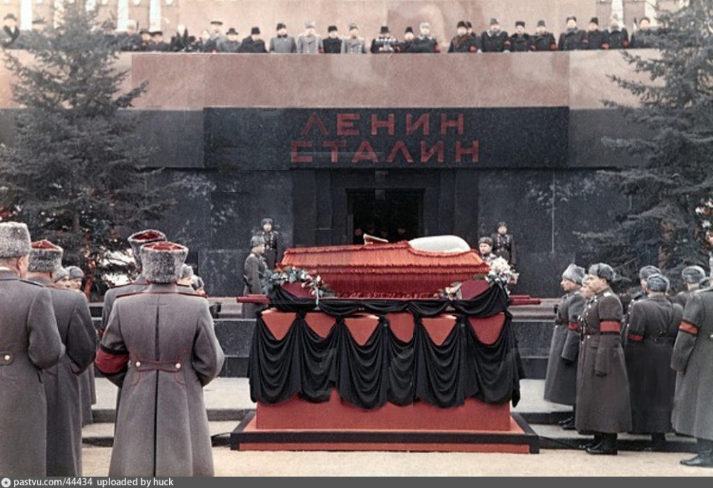 В ночь на 1 ноября тело Сталина вынесли из Мавзолея