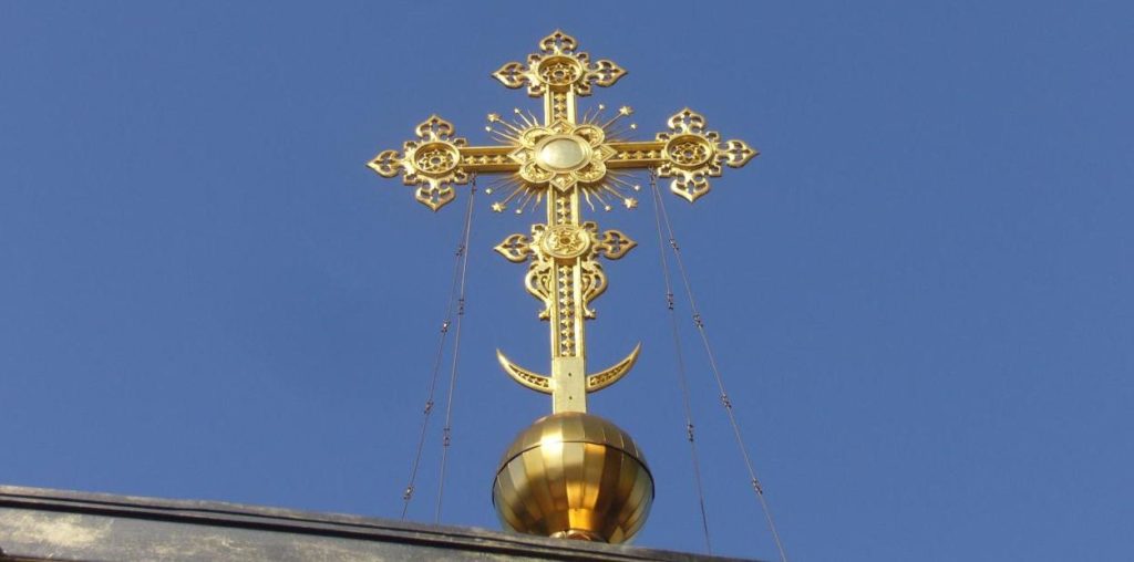 Что означает полумесяц на православном кресте