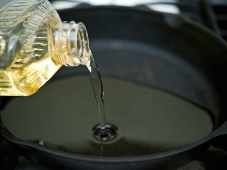 Диетологи сравнили подсолнечное и оливковое масло