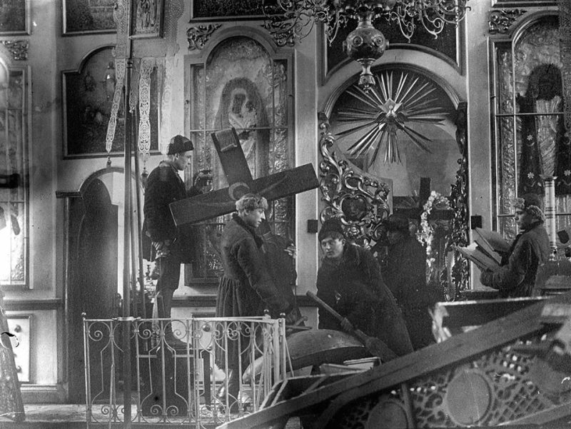 Что удивило большевиков после вскрытия гробниц православных святых