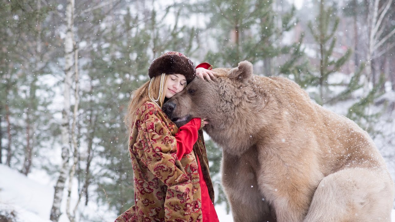 Русская девушка с медведем