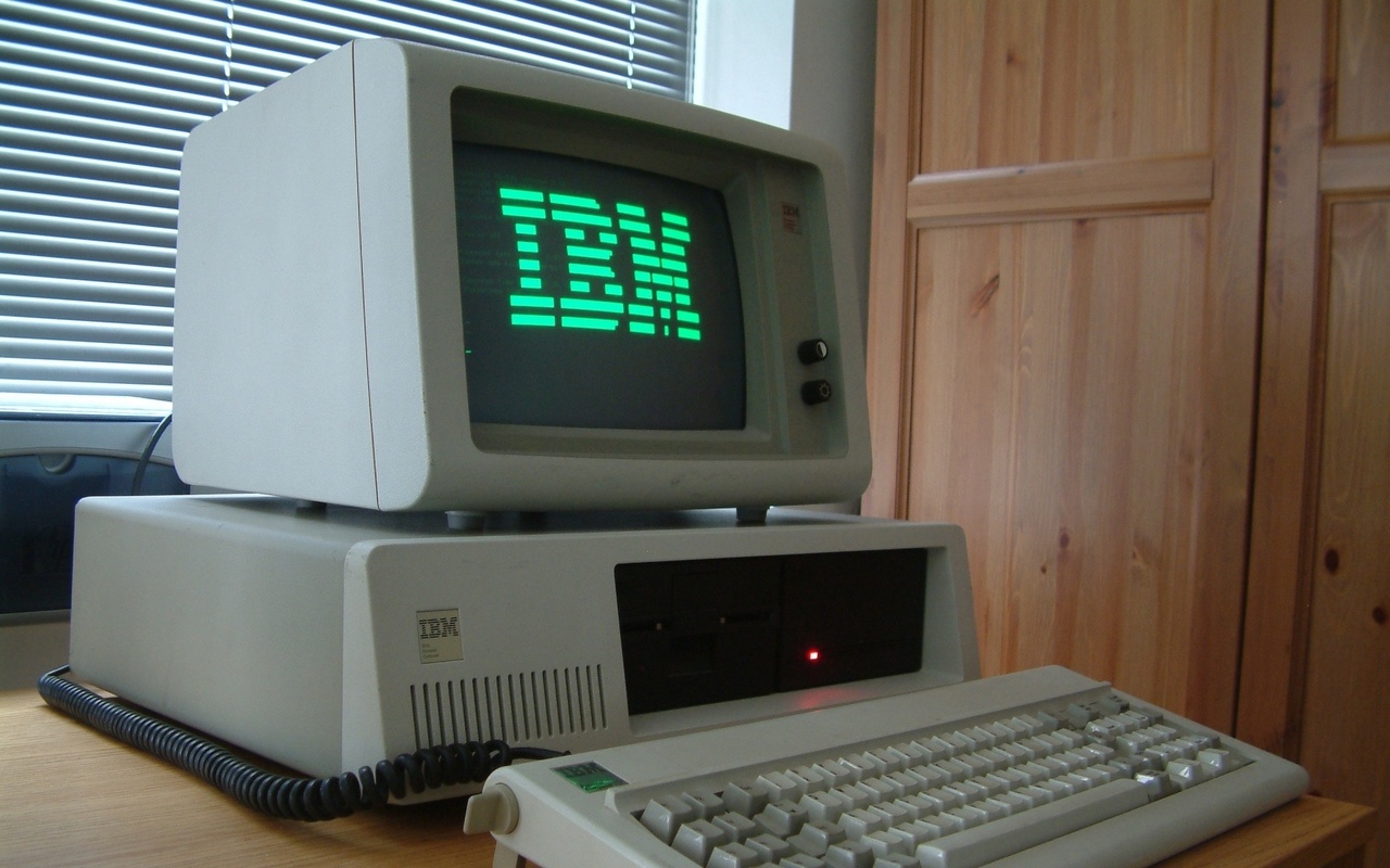 12 августа - выпущен первый персональный компьютер
