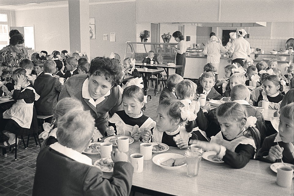 Чем и как кормили школьников в СССР