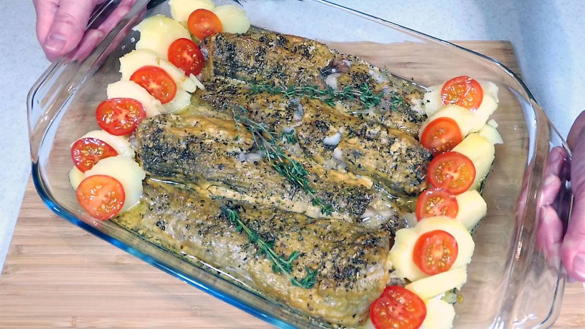 Минтай в духовке: Простой рецепт вкусной и сочной рыбы
