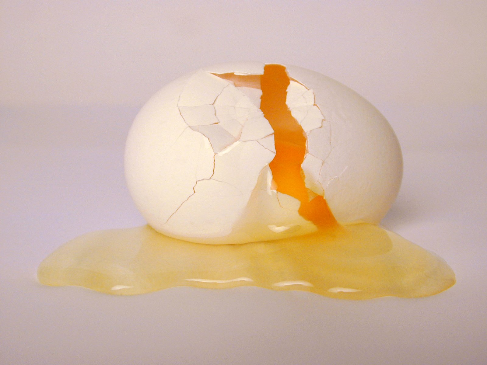 Яйцо трещина. Разбитое яйцо. Разбитые яйца. Разбитое куриное яйцо. Растекшееся яйцо.