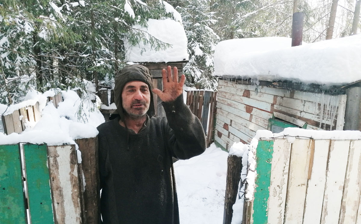 Почти 10 лет Анатолий Крымов живет в лесу под г. Котельничем Кировской области.